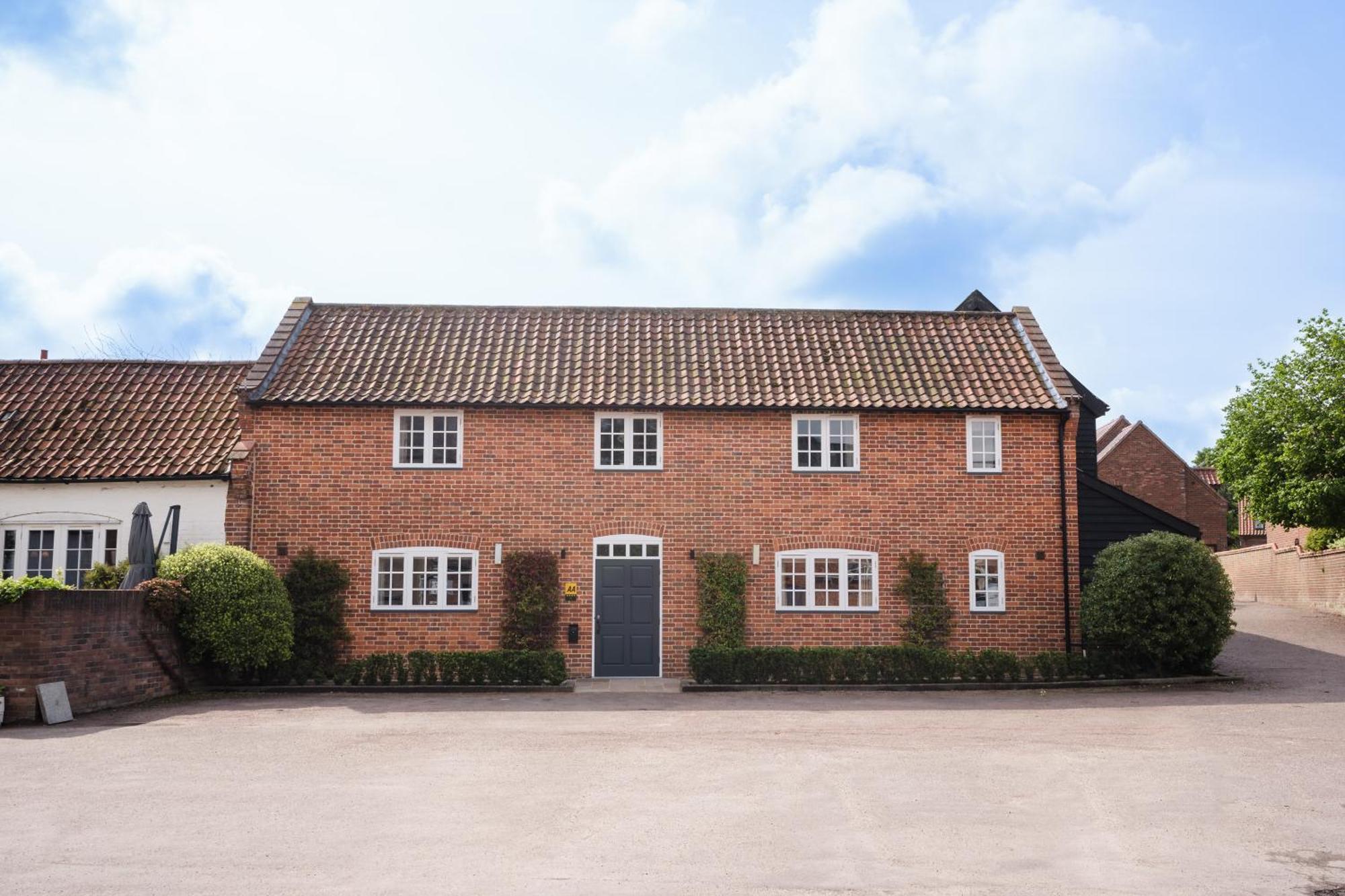 The Loddon Swan Bed & Breakfast Exterior photo