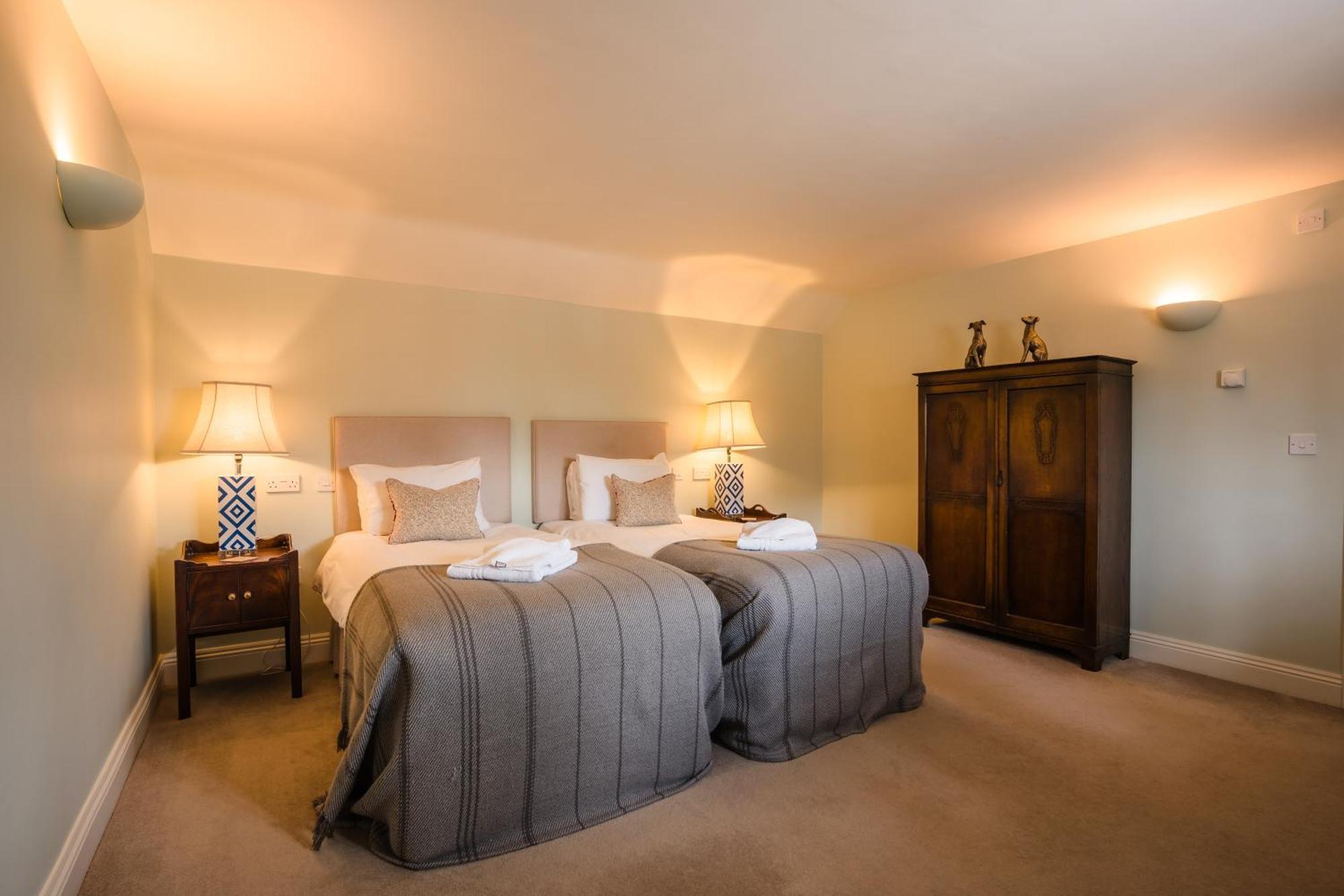The Loddon Swan Bed & Breakfast Exterior photo
