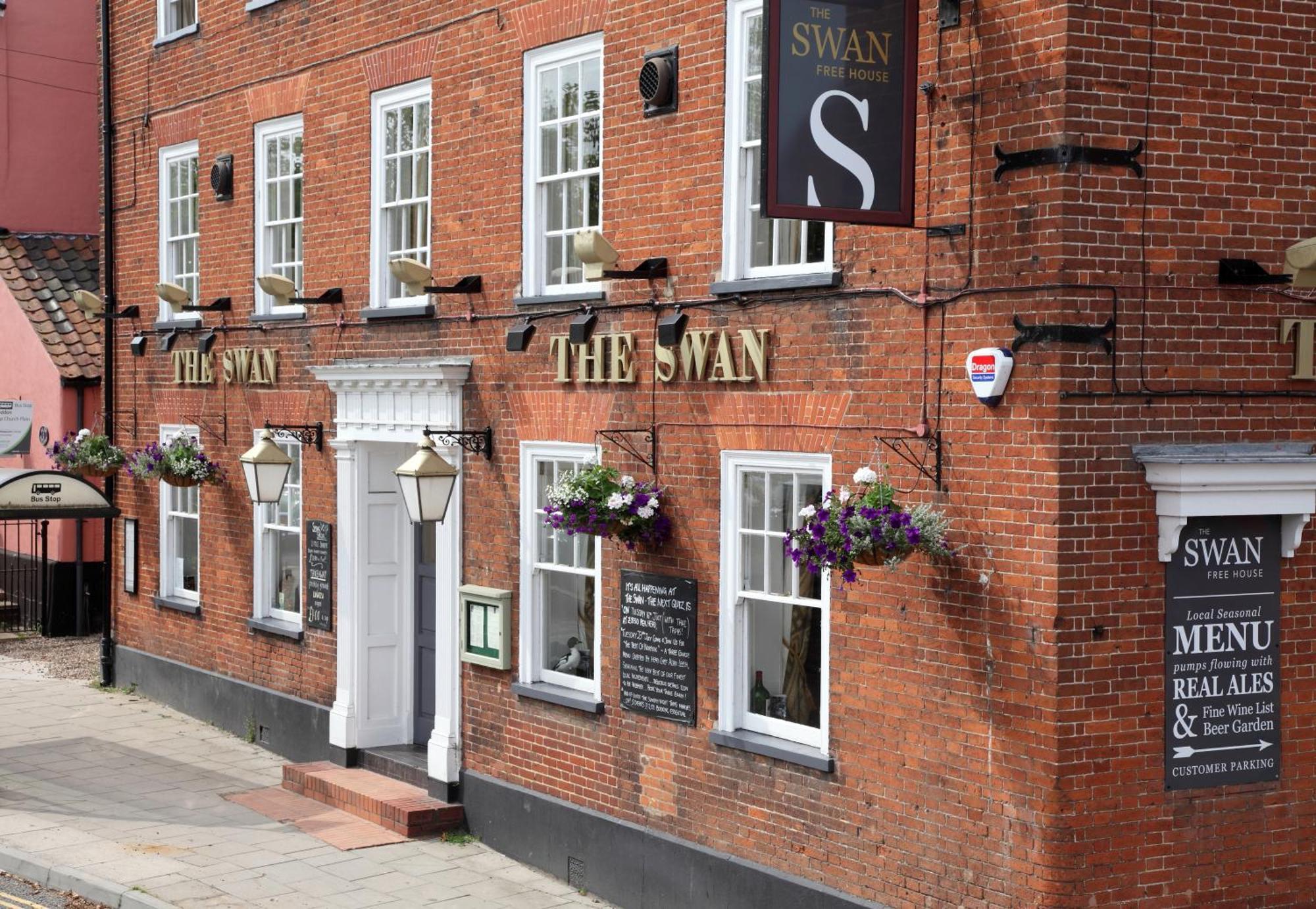The Loddon Swan Bed & Breakfast Exterior photo